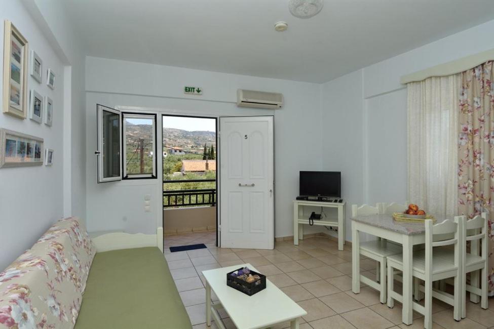 Bonos Apartments Stoúpa Eksteriør bilde